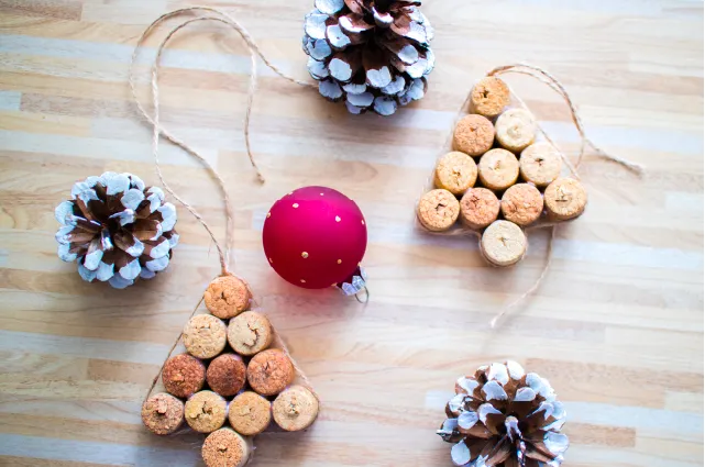 decoraciones navideñas hechas de corchos de botellas de vino