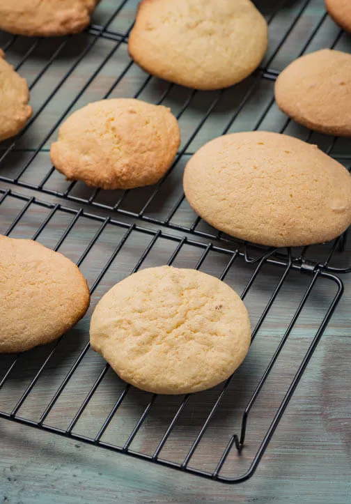 bandeja de galletas con mantequilla