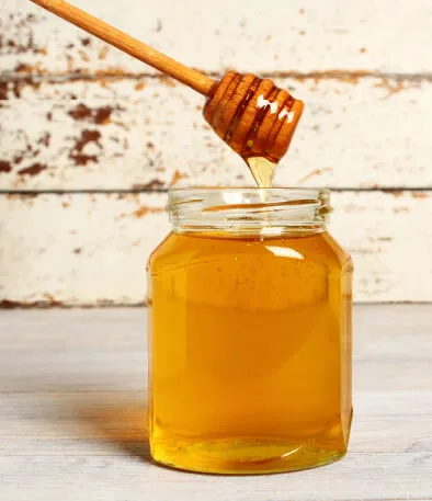 beneficios de la miel y cómo incluirla en tus recetas dulces