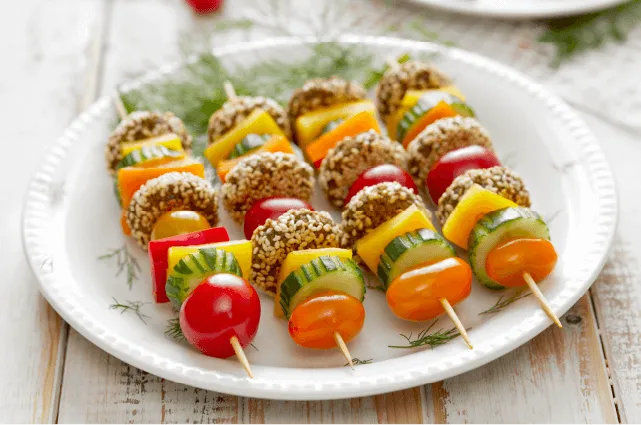 brochetas de verduras con falafel