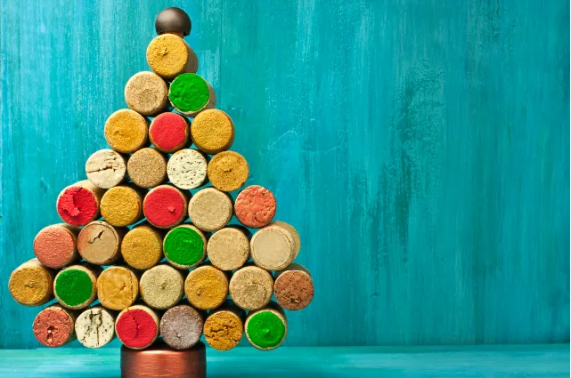 arbol de navidad hecho con corchos de vino pintado de multiples colores