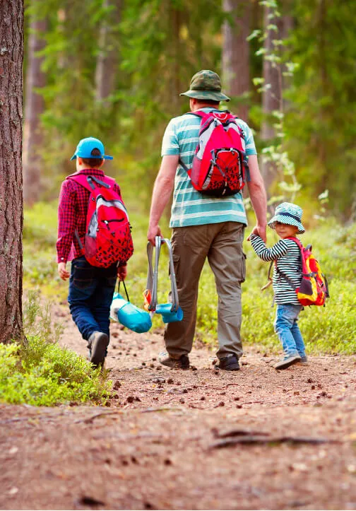 Familia caminando en un bosque otoñal
