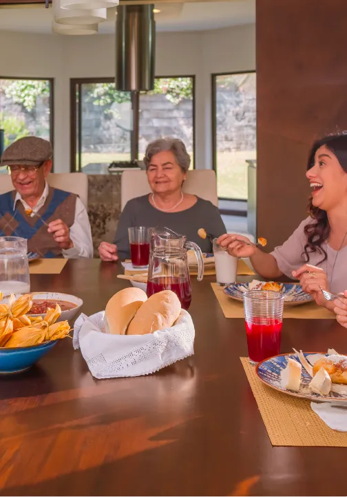 Familia comiendo junta