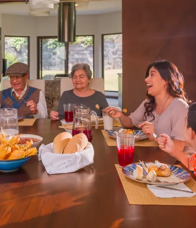 Familia comiendo junta