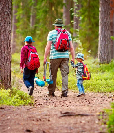 Familia caminando en un bosque otoñal