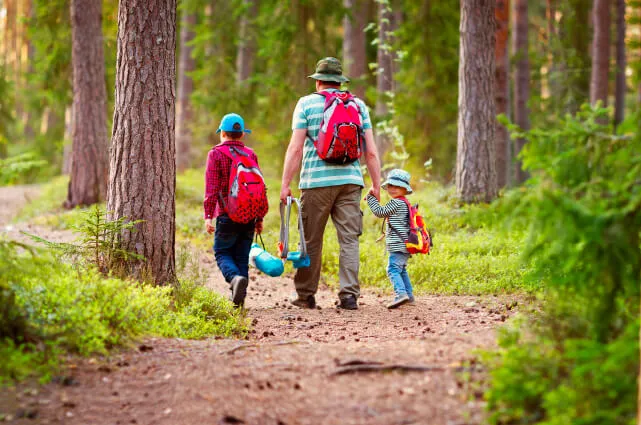 Familia caminando en un bosque otoñal
