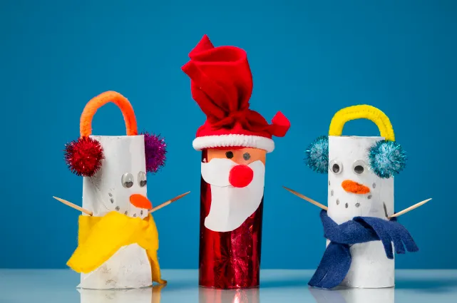 manualidades tres figuras navideñas hechas con rollos de papel higienico