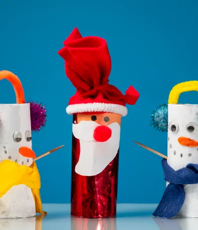 manualidades tres figuras navideñas hechas con rollos de papel higienico