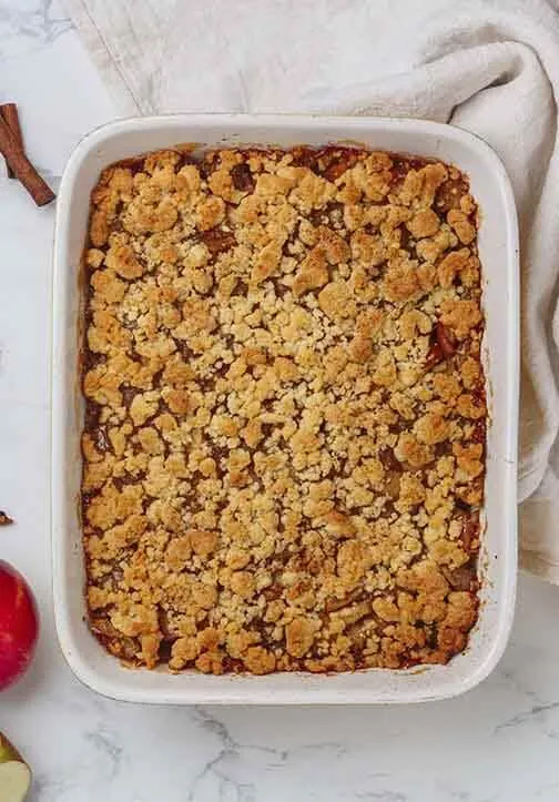 fuente con crumble de manzana