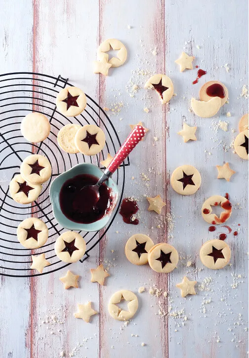  Imagen de una galleta delicia y mermelada en una mesa