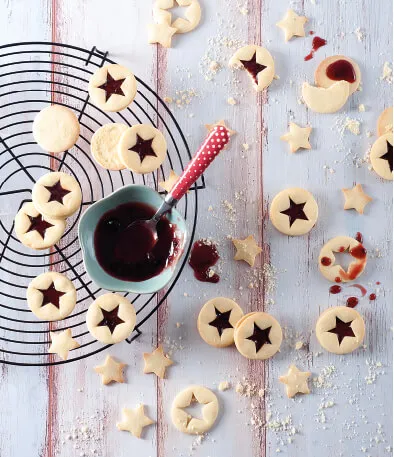  Imagen de una galleta delicia y mermelada en una mesa