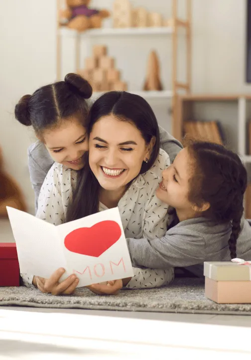 mama recibiendo una tarjeta de regaloq