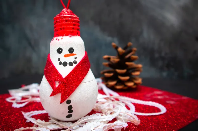 hombre de nieve navideño hecho con una bombilla