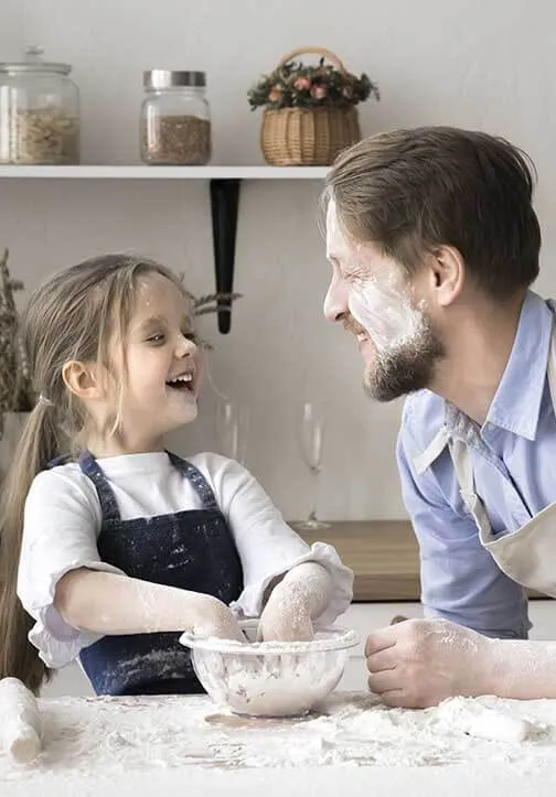padre e hija cocinando