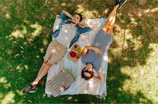 personas disfrutando un picnic