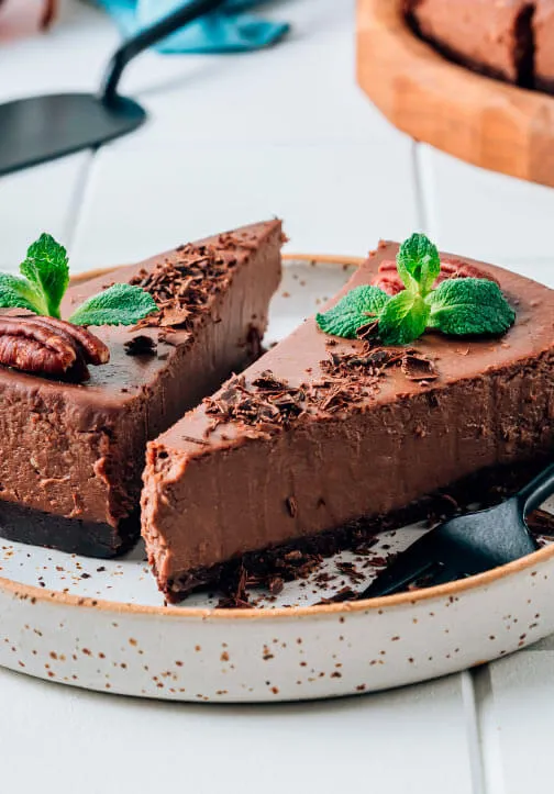 plato con cheesecake de chocolate