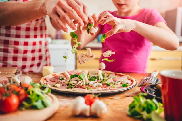 Preparando una pizza en familia