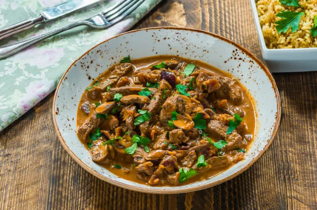 strogonoff de carne con salsa de champiñones