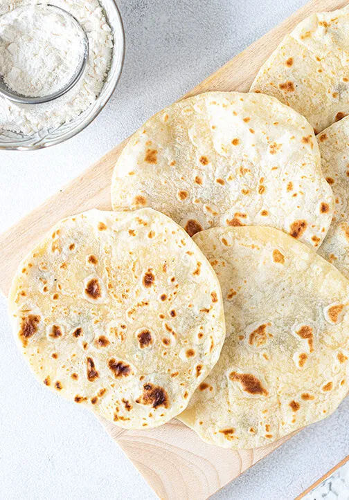 tabla de madera con tortillas