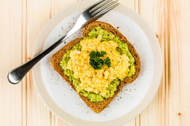 tostadas con palta huevo y smoothie