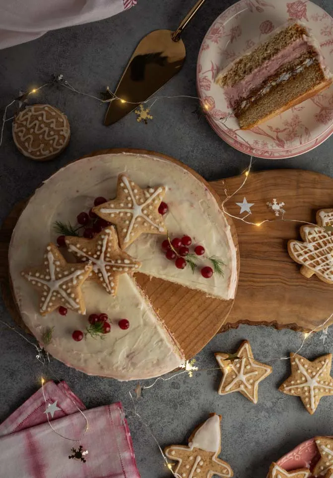 bandeja de madera con torta de navidad harina selecta