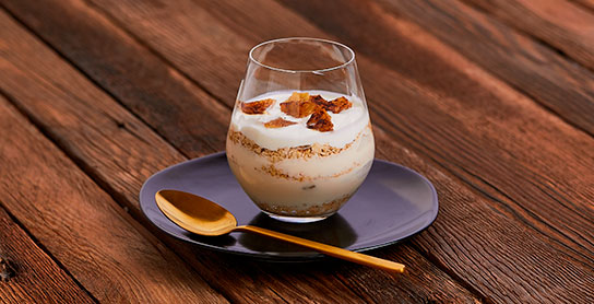 Copa de yogurt, piña asada y avena