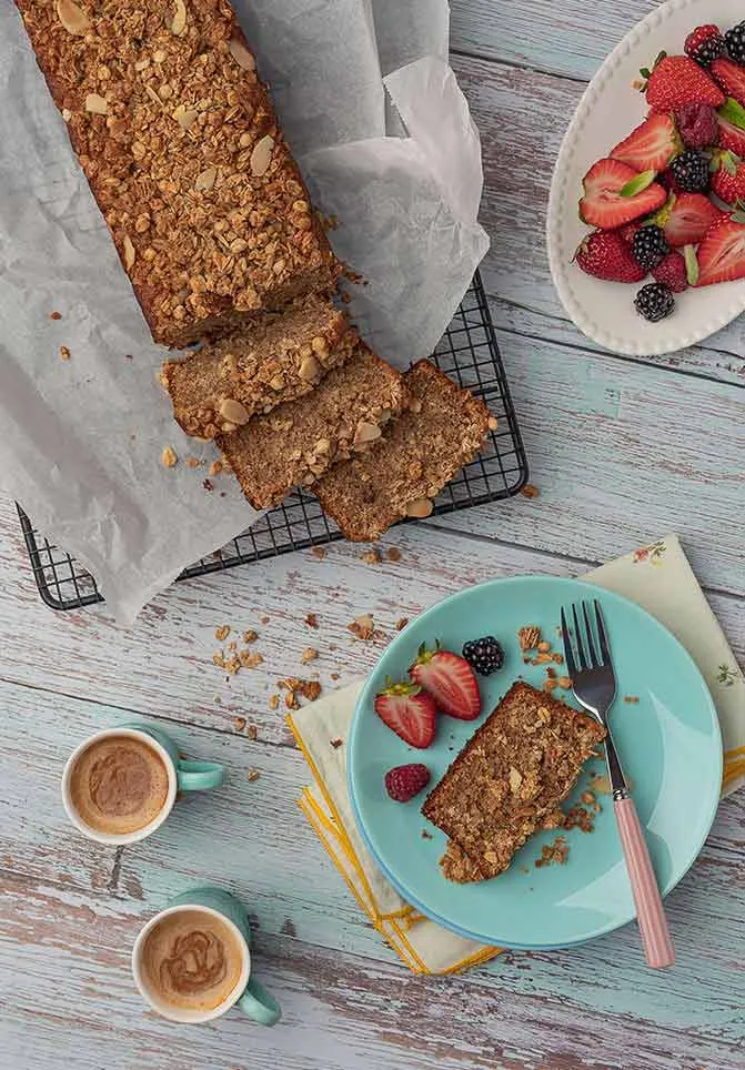 fuente con budin  de granola y platano Selecta