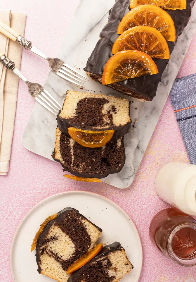 queque marmoleado con cobertura de chocolate naranja