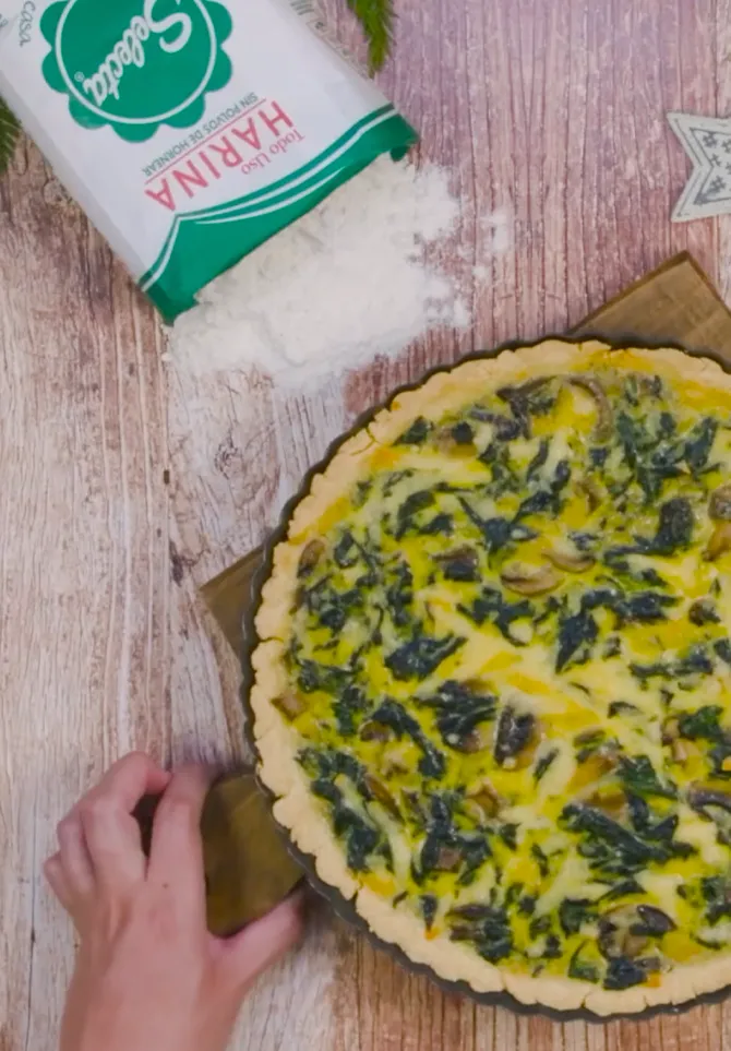 quiche de espinaca, champiñones y queso parmesano