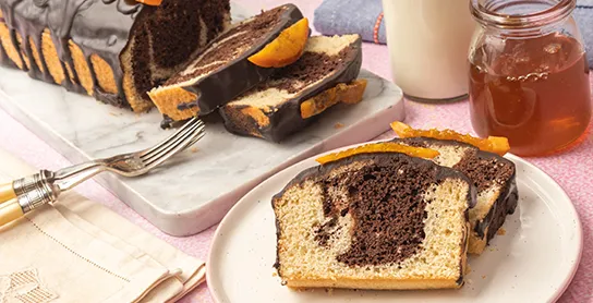 queque marmoleado con cobertura de chocolate naranja