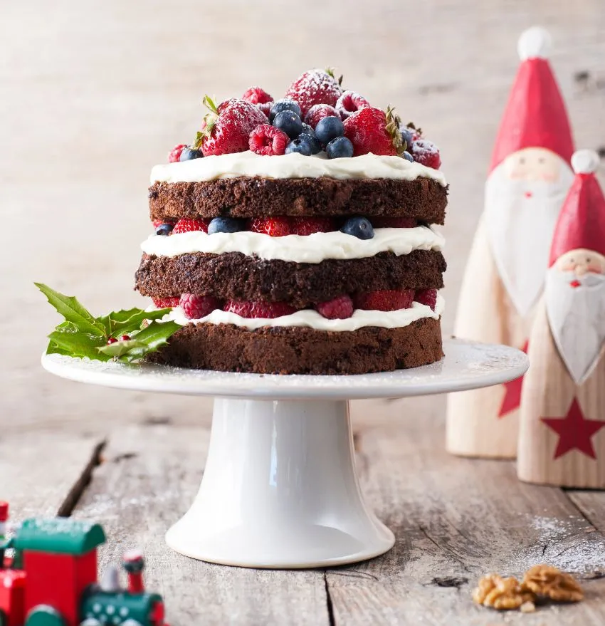 receta de torta de chocolate con nueces, crema batida y berries