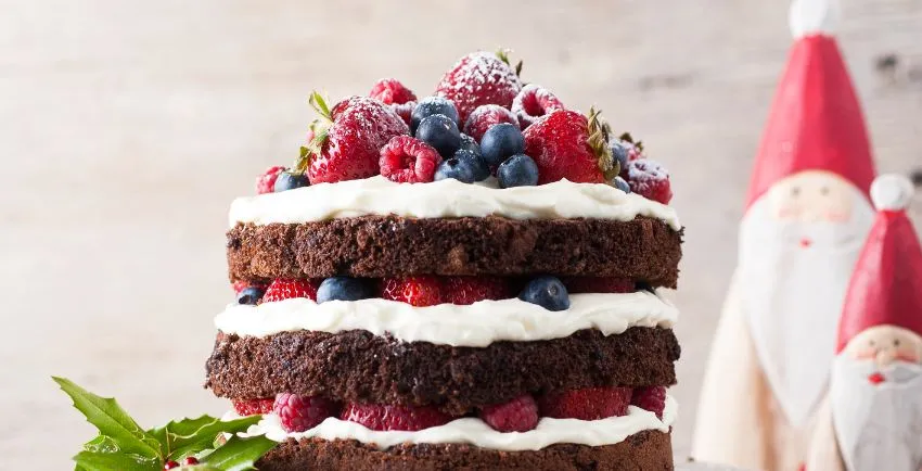 receta de torta de chocolate con nueces, crema batida y berries