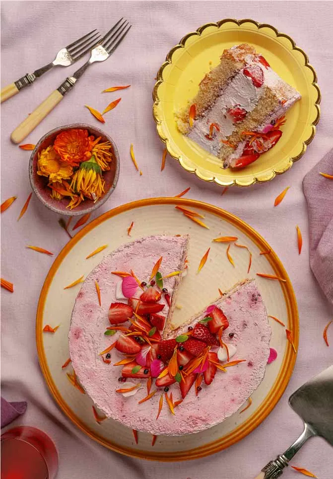 torta de crema y frutillas